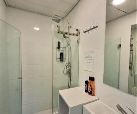 משרד משופץ להשכרה בתל אביב - מקלחת לעובדים