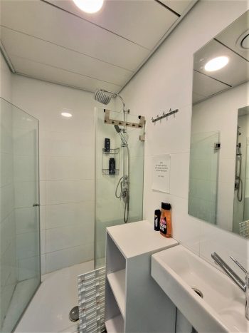משרד משופץ להשכרה בתל אביב - מקלחת לעובדים