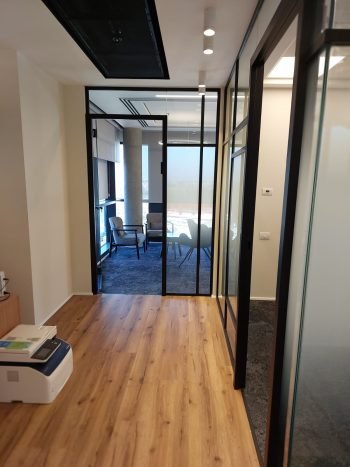 משרדים עם מחיצות זכוכית ופרקט