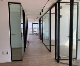 5 חדרי משרדים עם מחיצות זכוכית + חדר אופן ספייס גדול