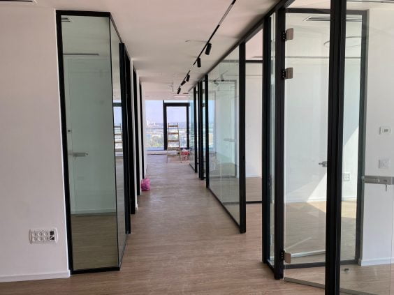 5 חדרי משרדים עם מחיצות זכוכית + חדר אופן ספייס גדול