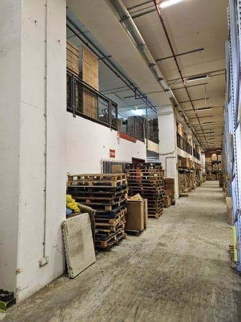 במיקום מצויין על ציר תנועה ראשי