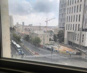 הבניין ממוקם קרוב מאוד לרכבת הקלה