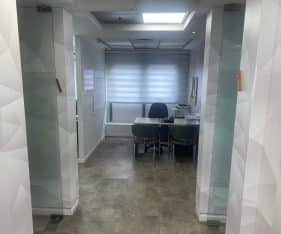 השטח מחולק ל-6 חדרים, עמדת קבלה ומטבחון
