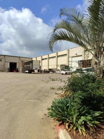 בנכס יש חצר תפעולית עם גישה לפריקה וטעינה ומעלית משא