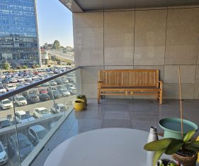 השטח מחולק בצורה נוחה למספר משרדים, מטבחון, חדר ישיבות ומרפסת גדולה