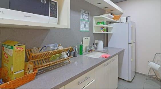 גודל הנכס כ-220 מר ומחולק ל-7 חדרים, קבלה, מטבחון ומחסן