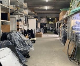 רצפת בטון מוחלק וחצר תפעולית לצורך פריקה וטעינה ואחסנה
