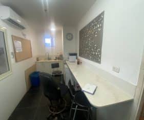 רחבה תפעולית עם גישה לפריקה וטעינה וקיימים ספרינקלרים