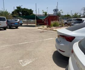 שטח בגודל של 3,100 מר מגודר ומאוספלט עם חיבורי מים וחשמל