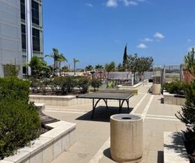 ממוקם בצמוד לתחנת הרכבת הכבדה ונגיש לצירי תנועה מרכזיים