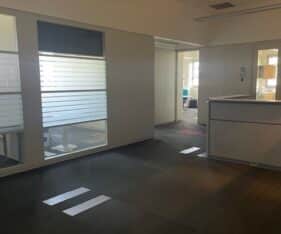 ממוקם במרחק הליכה מתחנת הרכבת הקלה באם המושבות