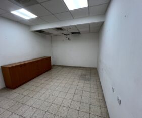 הנכס מחולק בצורה נוחה ל4 חדרים, מטבחון ושירותים צמודים