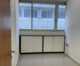 ממוקם במרחק הליכה מתחנת הרכבת הקלה
