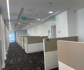 הנכס מחולק למספר חדרים, חדרי ישיבות, אופן ספייס ומטבחון צמוד