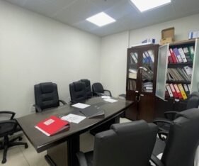 הנכס ממוקם בקומת קרקע ומחולק ל5 חדרים, שירותים ומטבחון