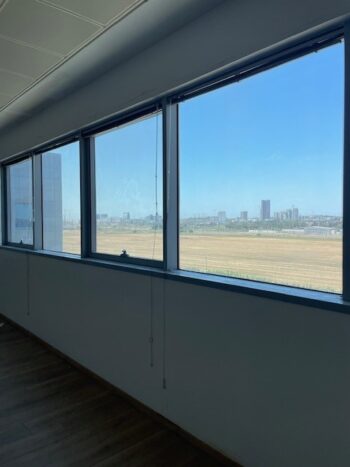 קיים מטבחון צמוד ובמקום נשאר ריהוט משרדי, טלוויזיות ומקרן