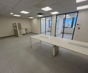 120 מר בבניין במיקום מרכזי
