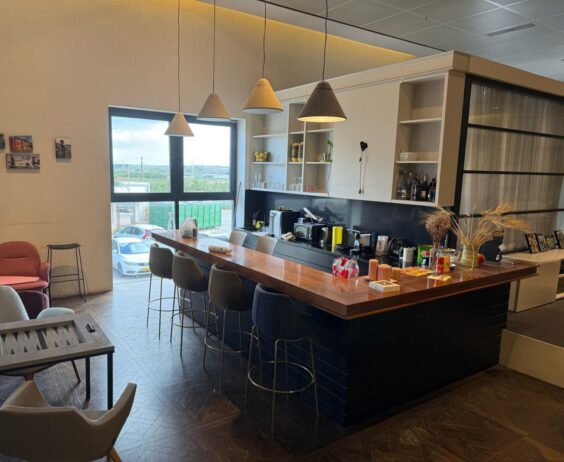 אולם תצוגה ומשרדים להשכרה בכפר סבא