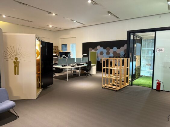 בקרבת צירים ראשיים