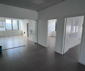 מחולק ל - 4 חדרים וכולל מטבח בקומה