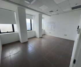 בקומה רביעית, מחולק ל - 4 חדרים