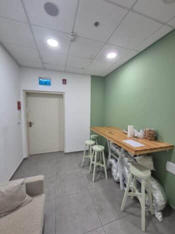 חלונות גדולים שופעי אור טבעי עם נוף מרהיב לשדות