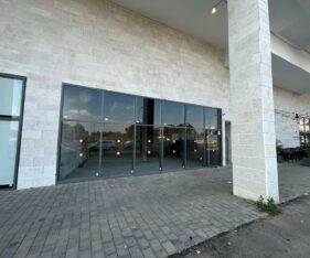 140 מר בצמוד לחנויות נוחות, מזון וצעצועים