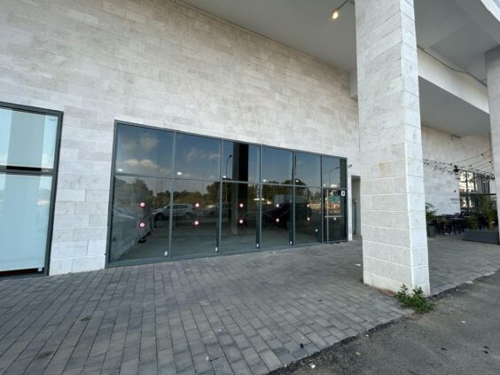 140 מר בצמוד לחנויות נוחות, מזון וצעצועים