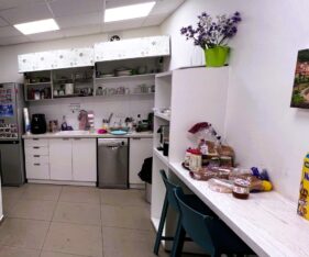 חדר תקשורת, 3 מחסנים, מטבחון, שירותים