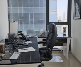 בעיצוב אלגנטי עם מחיצות זכוכית מודרניות