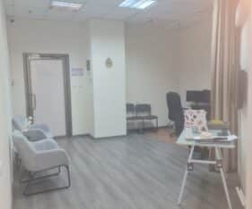 חלל עבודה עם מספר עמדות במשרד מטבחון
