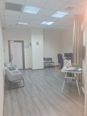 חלל עבודה עם מספר עמדות במשרד מטבחון