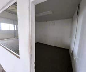 חצר תפעולית עם גישה לפריקה וטעינה