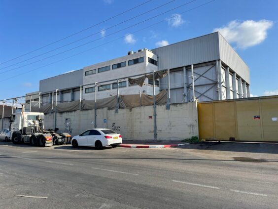 3 חדרי הקפאה, משרדים, אכסנה