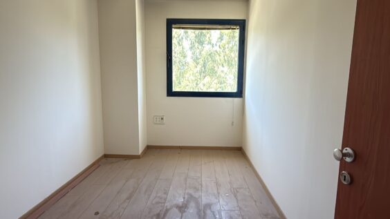 8 חדרים כולל חדר ישיבות גדול ומטבח