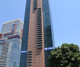 בבניין מטופח עם לובי יוקרתי