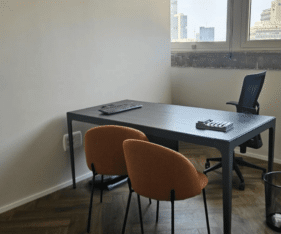 משרד חדש המחולק לאופן ספיייס וחדרים