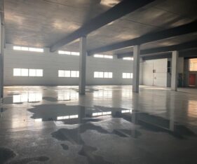 חצר תפעולית עם גישה לפריקה וטעינה