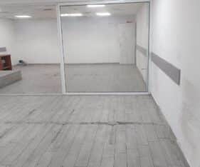 על ציר תחבורה מרכזי עם נגישות למטרונית