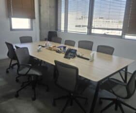 משרד יפה מסודר, מושקע ומואר בחלוקת חדרים מרווחים