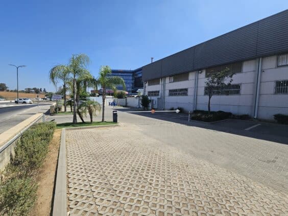 כולל חצר תפעולית 1740 מר,