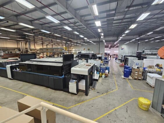 שטח חניה רחב ידיים ומרווח לתמרונים, עם משווי גובה