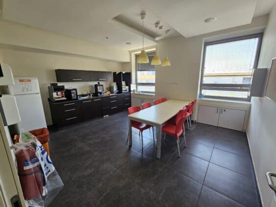 בקומת הקרקע הנוחה,