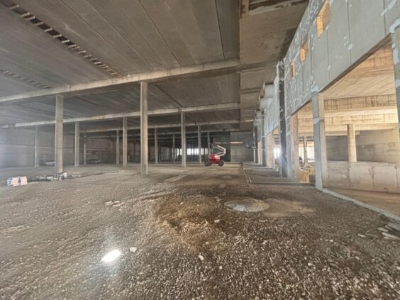 חצר תפעולית עם גישה לפריקה וטעינה