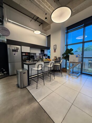 נכס קומת קרקע נדיר, בגודל כ380 מר, משולב ומוכן לעבודה