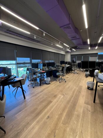 בבניין משרדים ייצוגי בקומה 4