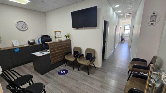 עם עמדת קבלה, חדרי טיפול, מטבחון, משרד מנהל ועמדת טלמקטינג