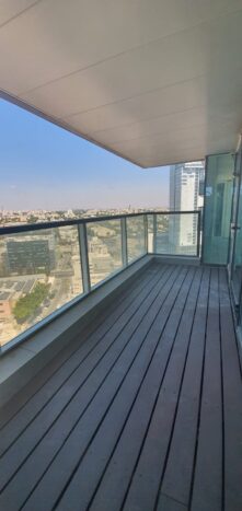 מרפסת פרטית עם נוף עירוני מרהיב