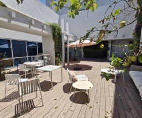 המשרד בשטח 1000 מר מחולק ברובו לחדרים